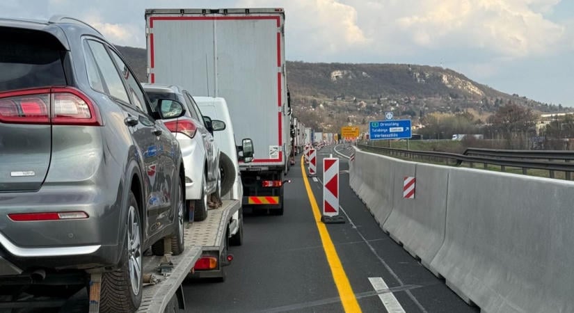 Friss: több kilométeres torlódás az autópályán, lerobbant egy autó a terelésben