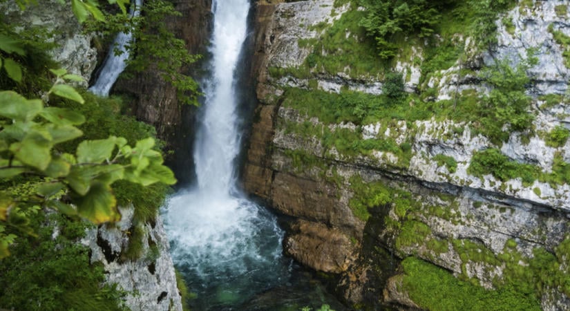 Lezuhant és meghalt egy férfi, aki szakadékba esett gyereke után indult Bohinj közelében