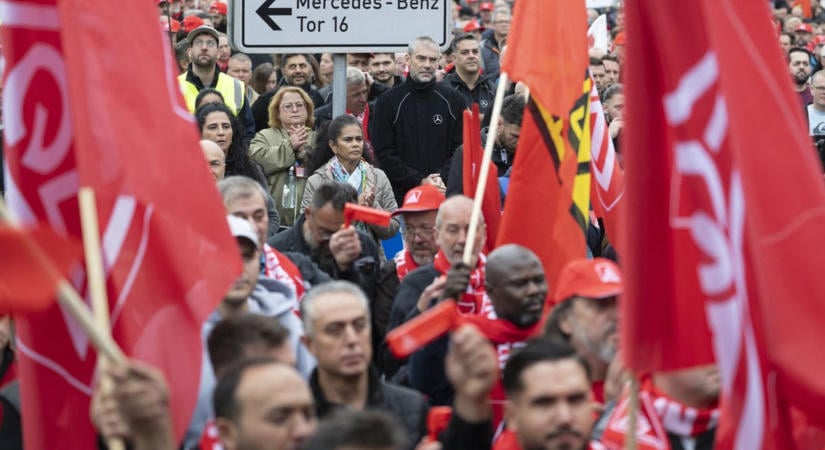 Németország-szerte tüntettek az autóipari dolgozók a tömeges kirúgások miatt