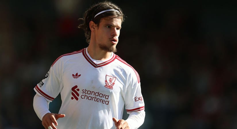 Egy lépéssel közelebb került az a játékos a Liverpoolhoz, aki Kerkez Milosra is veszélyt jelent