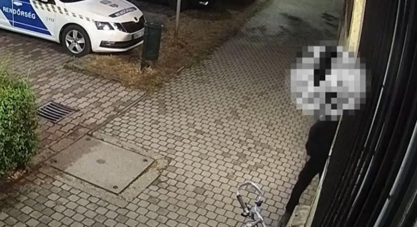 Eltűnt telefonja miatt akarta rárúgni a rendőrökre az ajtót hajnalban - de a telefon helyett valami egészen mást kapott VIDEÓ