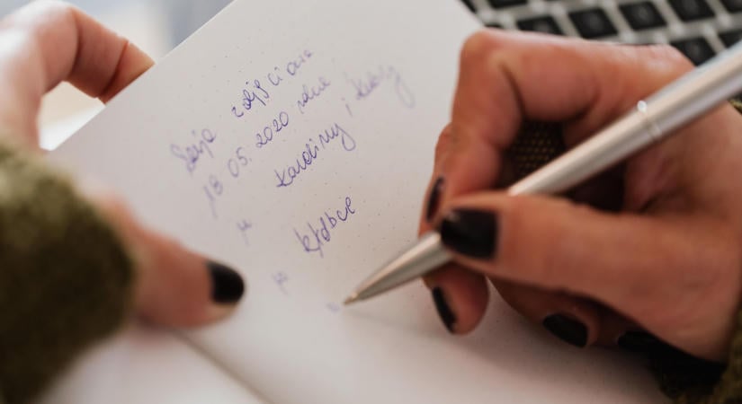 Egyre nehezebben ír kézzel a Z generáció, pedig a toll használata a tanulást is segítheti