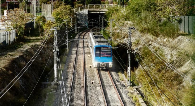 „A vonatra mászni nem vagány” – Három fiatal szenvedett életveszélyes sérüléseket magasfeszültség miatt fél év alatt