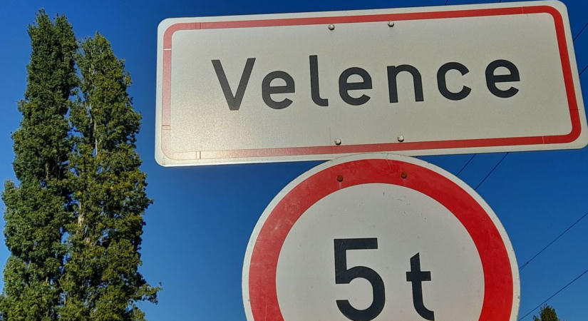 Elvesztette üdülőhely jellegét: a Velencei-tónak nem csak a vize szárad ki, az ingatlanpiaca is