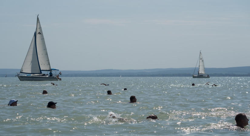Zuhanyzást javasolnak a Balatonban való fürdés után több strandon is
