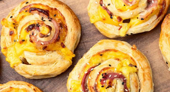 Roppanós baconös-sajtos csiga: leveles tésztából villámgyorsan kész
