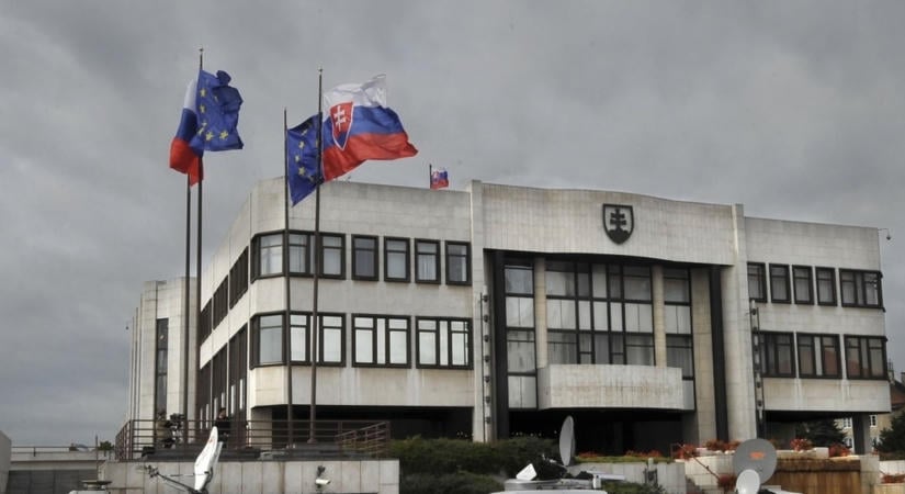 Szerdán Saková és Šutaj Eštok leváltásáról tárgyal a parlament