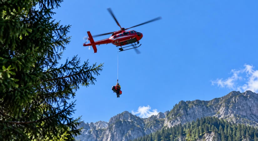 Helikopterrel hoztak le a hegyről egy megsérült turistát a hegyimentők