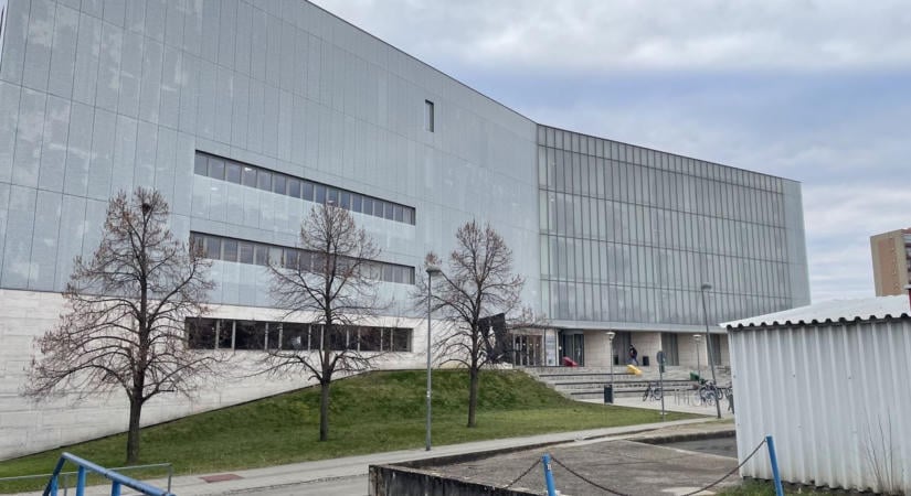 Ez bérrendezés? Betelt a pohár a könyvtárosoknál – tüntetést tartanak a pécsi Tudásközpontnál