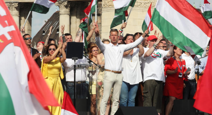 Magyar Orbánra emlékeztető, autokratikus benyomást keltő módszereket is alkalmaz