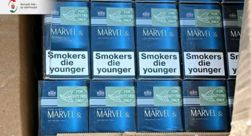 Egy kisbusz kárpitja alá rejtettek 1400 doboz cigarettát - lecsapott a NAV