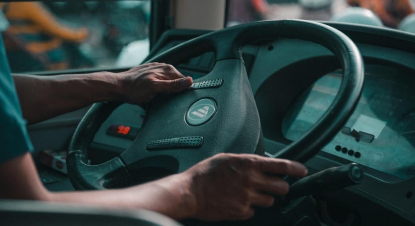 Buszbaleset Téten, mentők érkeztek