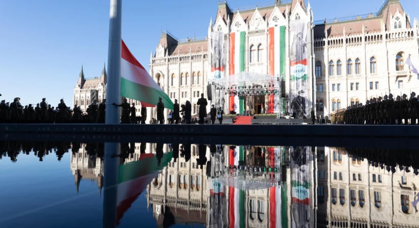 Felvonták a nemzeti lobogót a Kossuth téren
