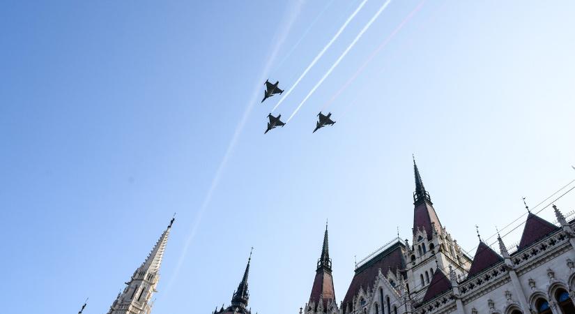 Augusztus 20. – Felvonták a nemzeti lobogót az Országház előtt