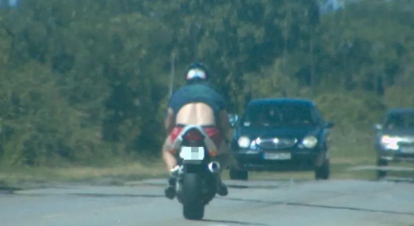 Egy motoros eldöntötte a kötelező védőfelszerelésekről szóló vitát, egyúttal gyorshajtott is