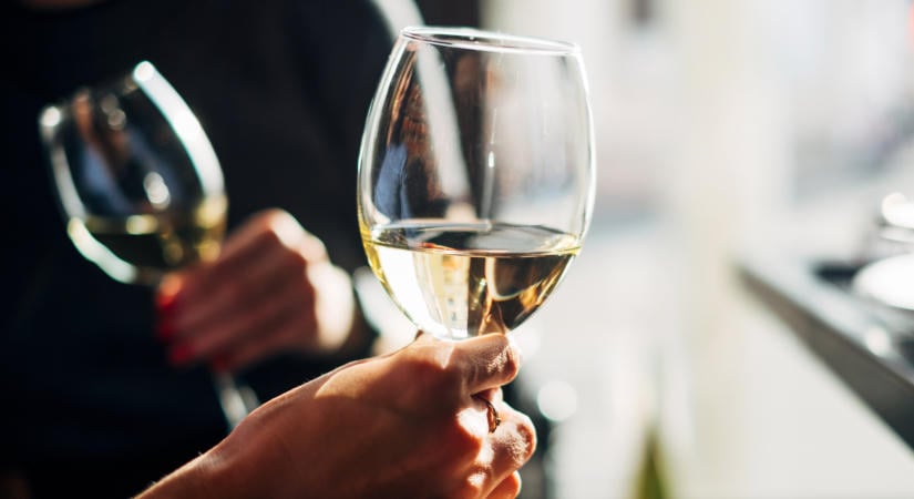 Orvosok árulták el, mely gyógyszerek mellett a legkockázatosabb az alkoholfogyasztás