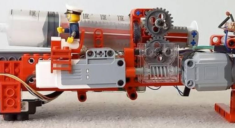 Egy youtuber teljesen működőképes tengeralattjárót épített LEGO-ból, amit meg is nézhettek próbamerülés közben