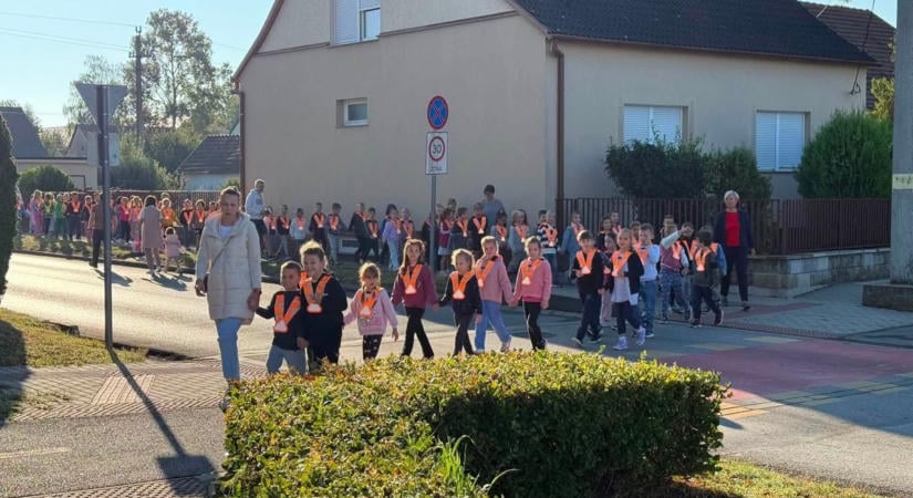 Rendőri kísérettel mentek iskolába a gyerekek Kozármislenyben
