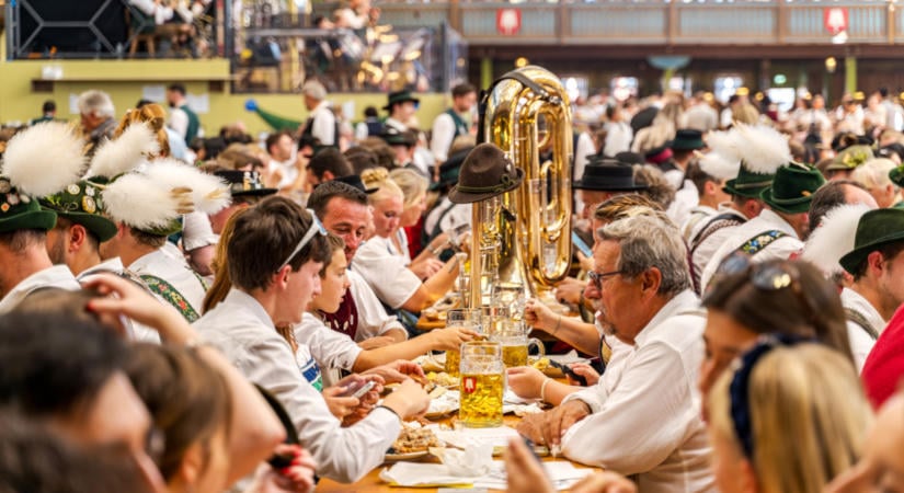 Leesik az állad: ennyibe kerül a sajtos-tejfölös lángos a müncheni Oktoberfest sörfesztiválon 2026-ban