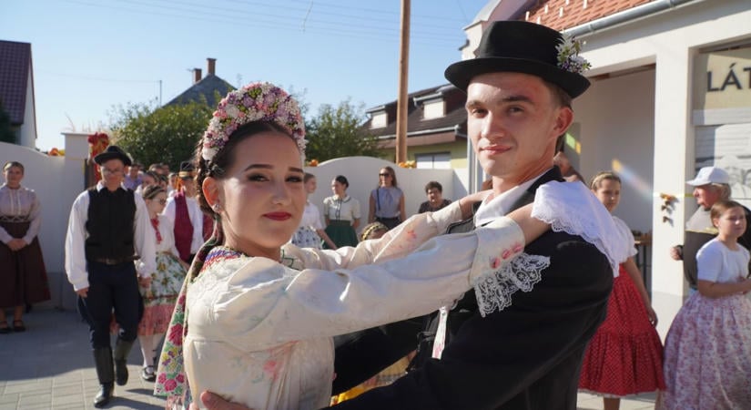 Hagyományőrző vidám szüreti felvonulás és bál tette emlékezetessé a hétvégét Dusnokon  fotók
