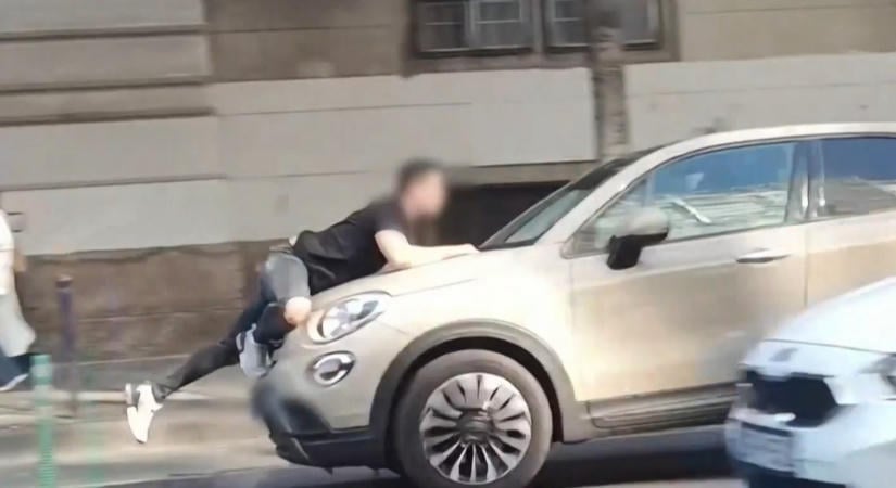 Döbbenetes videó: Motorháztetőn kapaszkodott egy taxis, miközben a sofőr továbbhajtott vele az Üllői úton