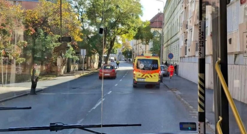 Két autó karambolozott Eger forgalmas utcáján – rendőrök irányítják a forgalmat