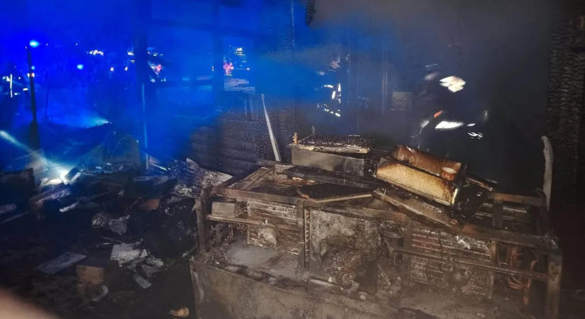 Felcsaptak a lángok a Túrkevei Termálfürdőben, betörtek az ablakok