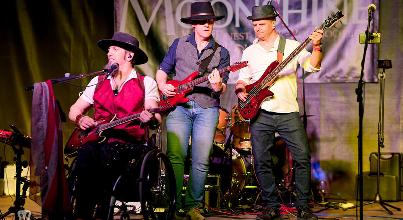 A Tom Kondor's Moonshine rockvelnesze a bükfürdői Termál téren