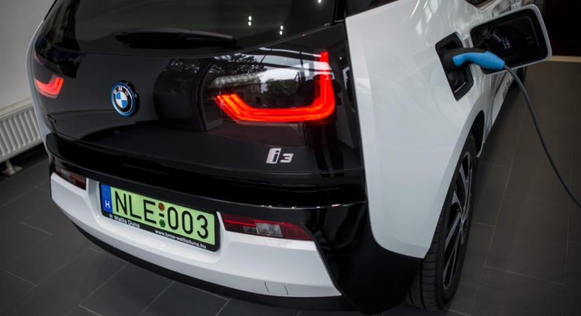 E-autók: döntést hozott a főváros az elektromos autók parkolásáról
