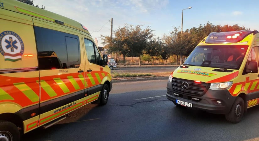 Súlyos baleset történt a 41-es főúton: rolleres és kerékpáros ütközött, több mentőegységet is riasztani kellett (fotókkal)