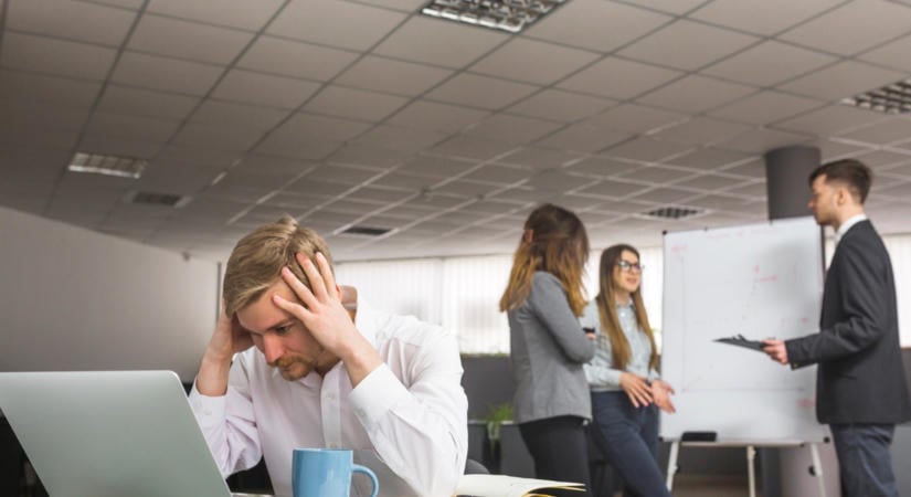 Csendben égeti a pénzt a magyar cégek fele: erről a milliós veszteségről szinte senki nem beszél