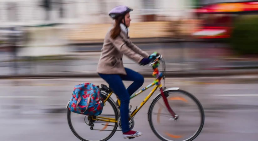 Parkolósáv helyén épül kerékpárút a Rudasnál Budapesten