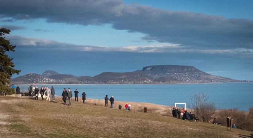 Erdő által elnyelt kolostor és a sárkány lehelete az őszi Balatonnál