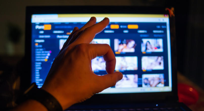 A sztár óva inti a fiatal nőket az OnlyFans-től