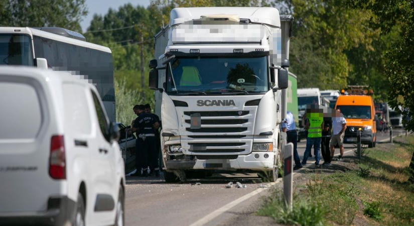 Nyerges vontató, személyautó és egy busz karambolozott Ballószög közelében  fotók
