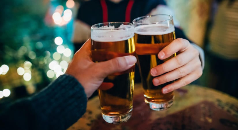 Aggasztó jelenségre figyelmeztet a Heineken: emiatt ürülhetnek ki a kocsmák világszerte