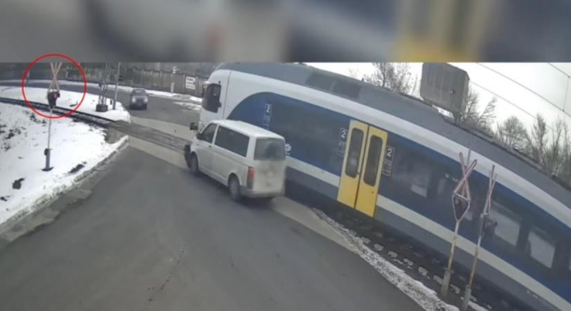 Videón, ahogy a tilos jelzés ellenére ráhajt egy autós a vasúti átjáróra, majd megáll a vonat előtt, ami belehajtott