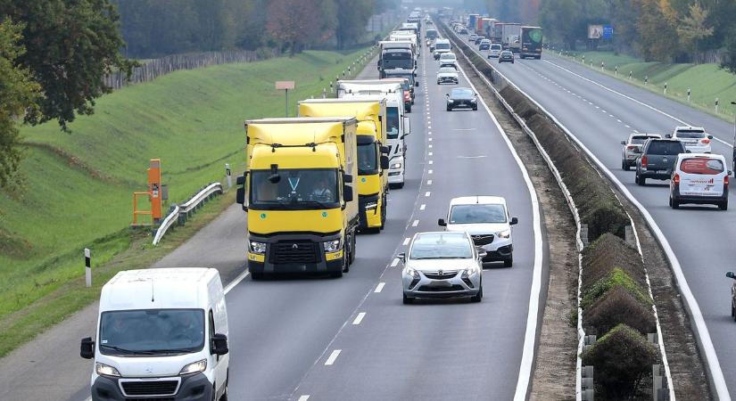 Defektet kapott egy kisteherautó az M1-esen, megint torlódik a sztráda