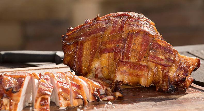 Baconbe tekert füstölt pulykamell - mézes-almaecetes páccal, ropogós baconfonatban
