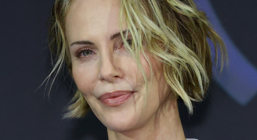 Charlize Theron újraértelmezte a meztelenruha fogalmát ebben az átlátszó műanyag szoknyában - fotó
