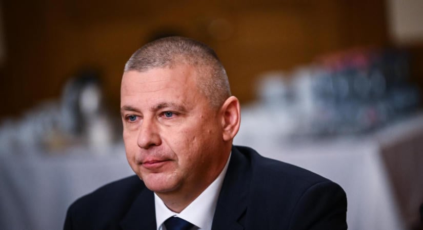 Döbbenetes pénszórást fedezett fel a honvédelmi miniszter a szolnoki laktanyafelújításnál