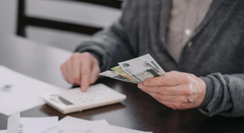 Jövő januártól megemelt minimálnyugdíjat vezet be a szlovák kormány a 85 évnél idősebbeknek