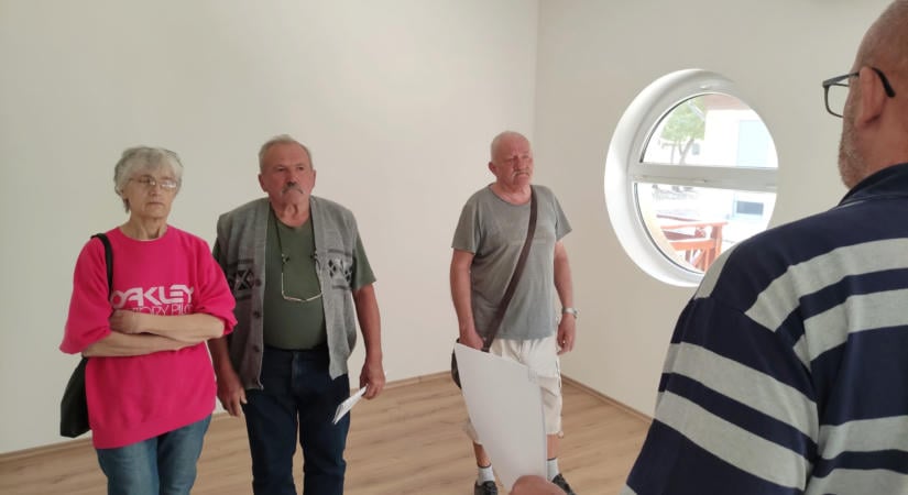 Megmutatták az érdeklődőknek a beköltözhető lakásokat a Nyugdíjas Lakóparkban