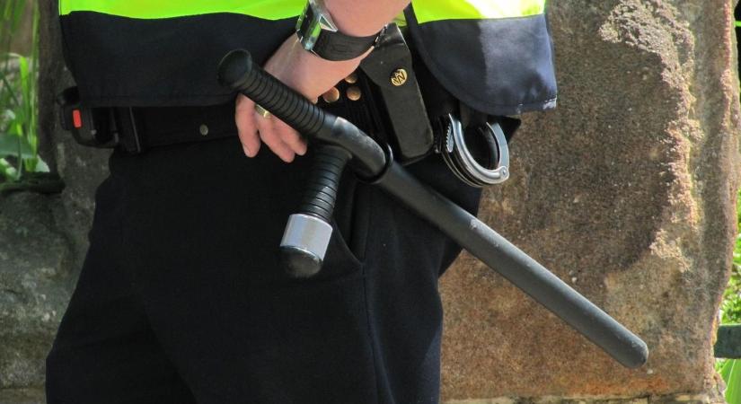 Az elmúlt hét tanulsága: ha a rendőr nem adja oda a gumibotját, akkor se küldd el melegebb éghajlatra!