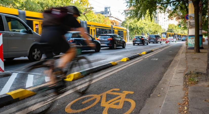 Útra kivezetett kerékpárút, új parkolóhelyek – átalakult a József körút egy része