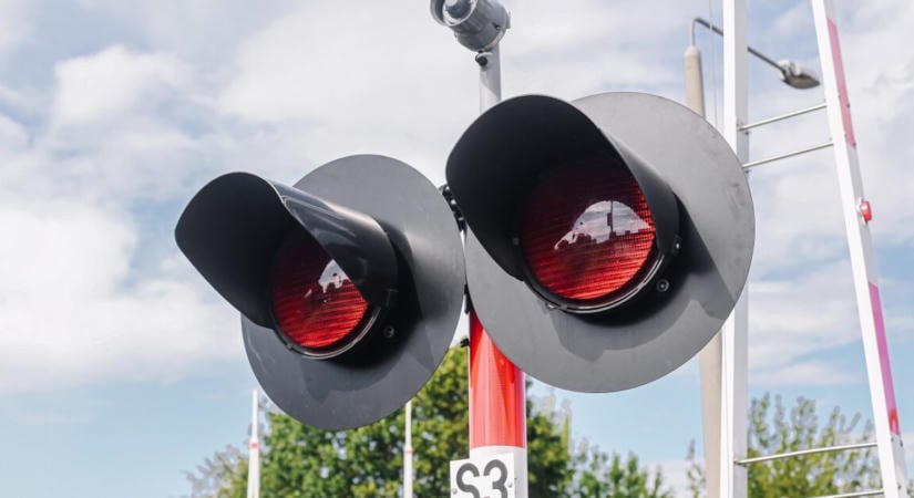 Bejelentést tett a MÁV – kisiklott egy veszélyes anyagot szállító tehervonat három kocsija