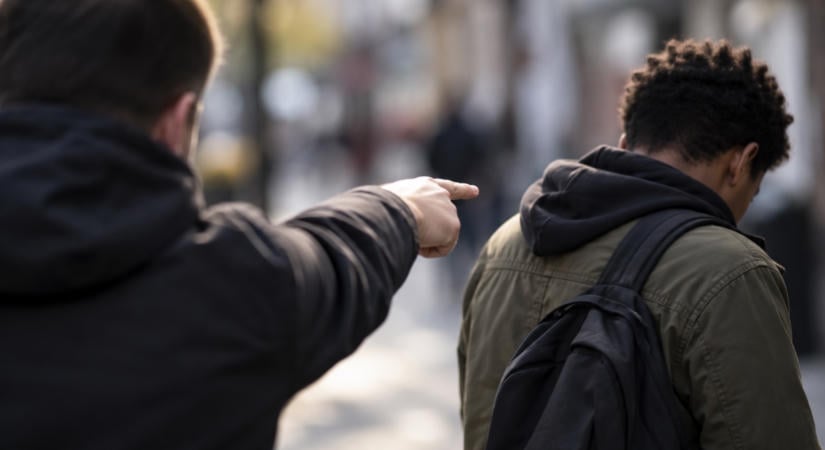 „Megint egy roma”, „helyi cigány” – elszabadult a rasszizmus egy bolti lopásról szóló videó alatt