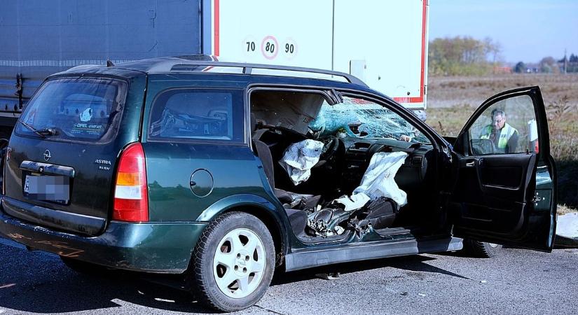 Teljes útzár, kamion és személyautó ütközött Kadarkút és Bárdudvarnok között