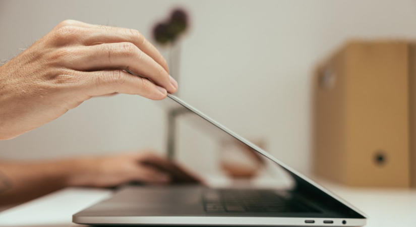 Nem minden lezárt laptop kerül alvó módba, ami adatbiztonsági kockázatot is jelenthet