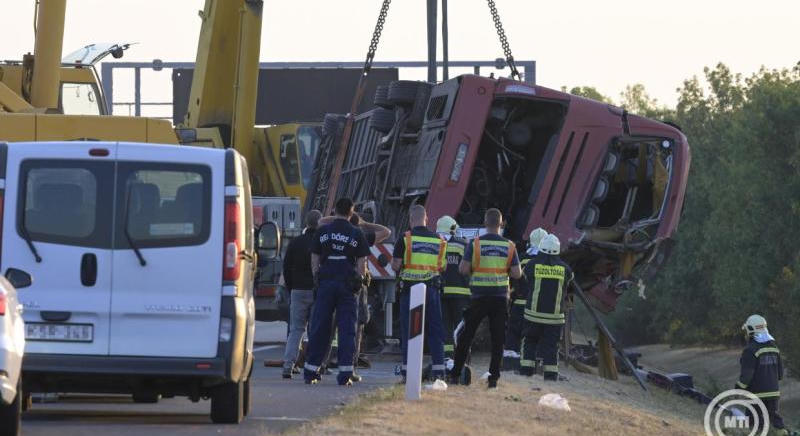 Tizenkét halott az M3-ason: árokba borult egy lengyel turistabusz, több tucatnyian megsérültek